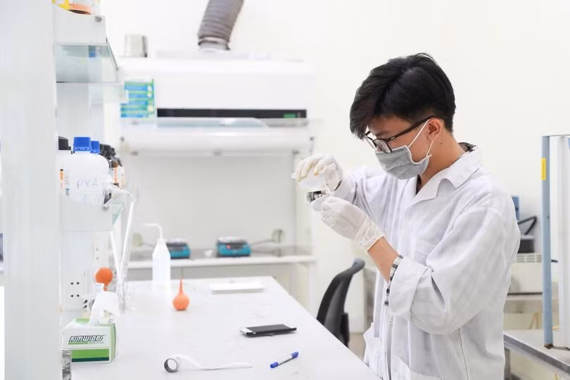 Đinh Thế Nam trong căn phòng thí nghiệm của trường.
