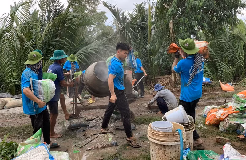 Các chiến sĩ tình nguyện đã thực hiện xây dựng 1.200m đường giao thông nông thôn; dọn dẹp khuôn viên trường học, trồng cây, trang trí lại thư viện nhà trường.