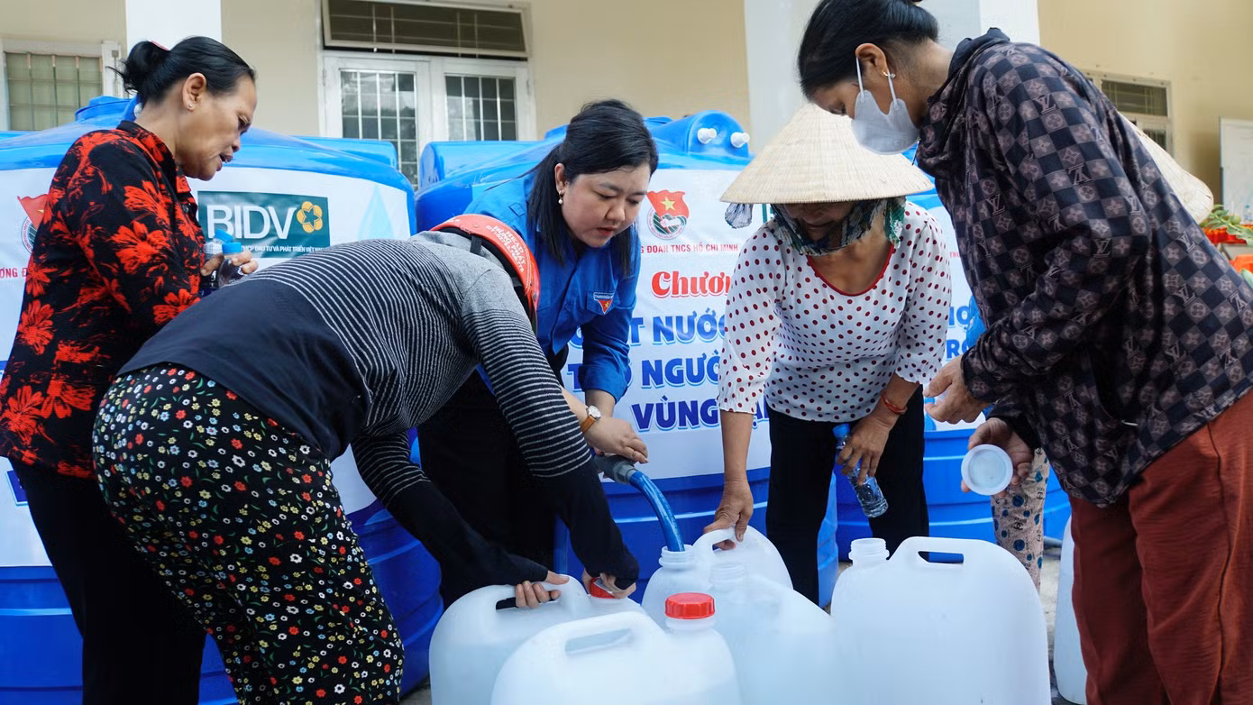 Bà con đến xã An Hiệp (huyện Ba Tri, tỉnh Bến Tre) nhận nước từ chương trình. Ảnh: HOÀ HỘI