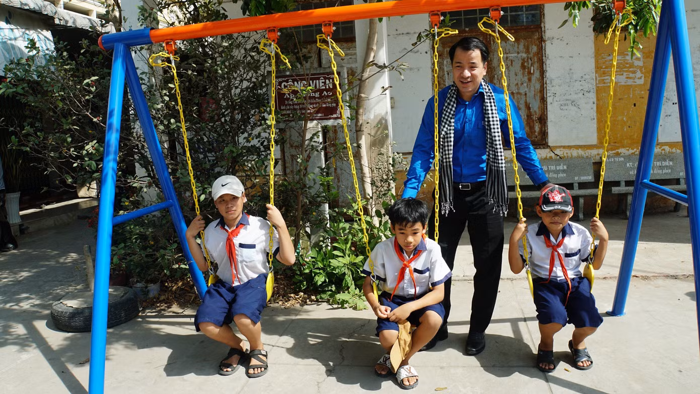 T.Ư Đoàn hỗ trợ sân chơi cho thiếu nhi tại xã An Hiệp. Ảnh: HOÀ HỘI