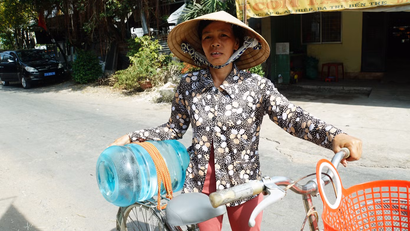 Bà con đến xã An Hiệp (huyện Ba Tri, tỉnh Bến Tre) nhận nước từ chương trình. Ảnh: HOÀ HỘI