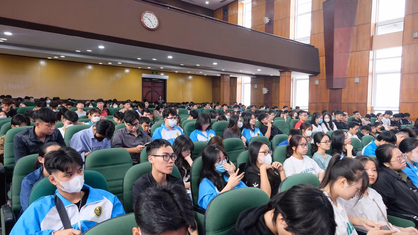 Chương trình thu hút gần 1.000 sinh viên tham dự.