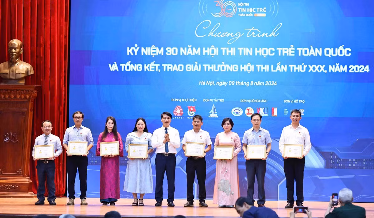 T.Ư Đoàn trao tặng Kỷ niệm chương Vì thế hệ trẻ cho 15 cá nhân. T.Ư Đoàn trao tặng Kỷ niệm chương Vì thế hệ trẻ cho 15 cá nhân.
