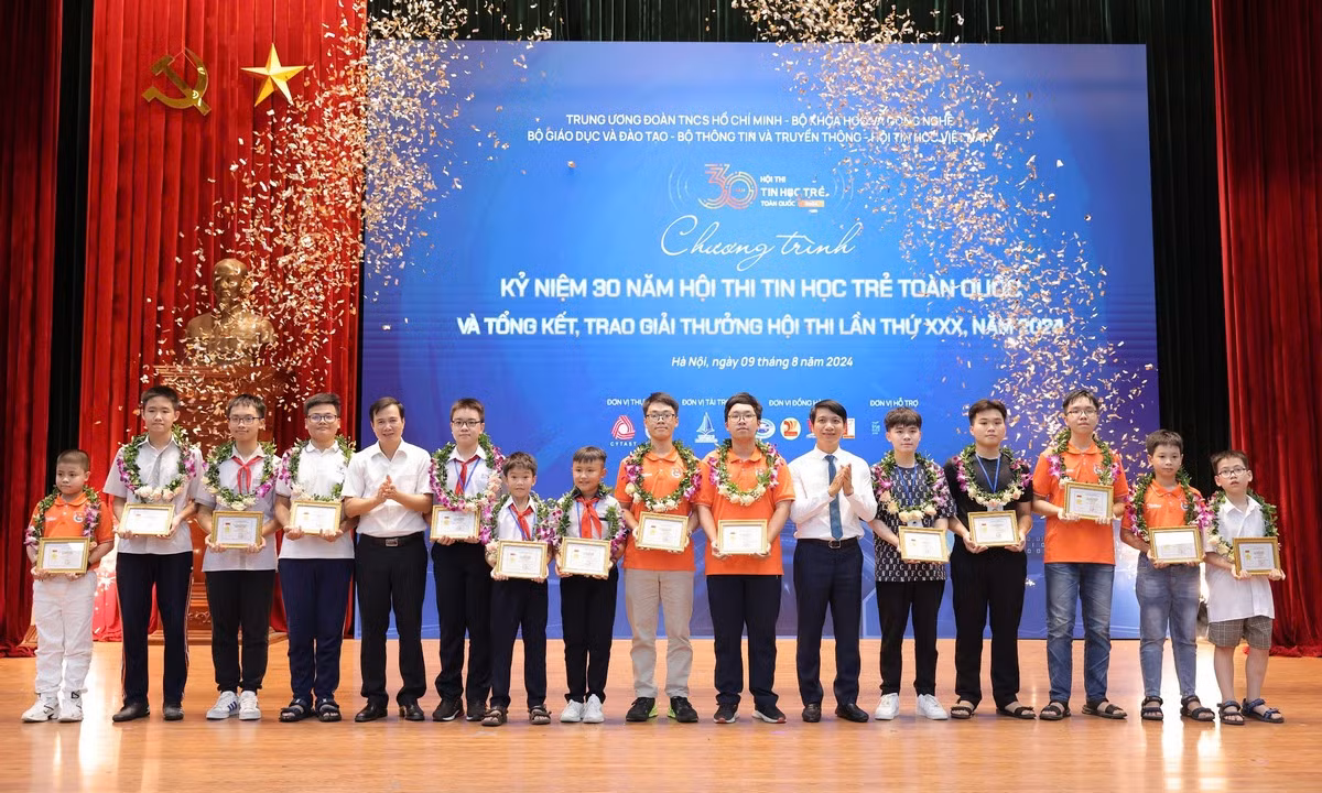 Ban Tổ chức vinh danh những tài năng tin học trẻ năm 2024. Ban Tổ chức vinh danh những tài năng tin học trẻ năm 2024.