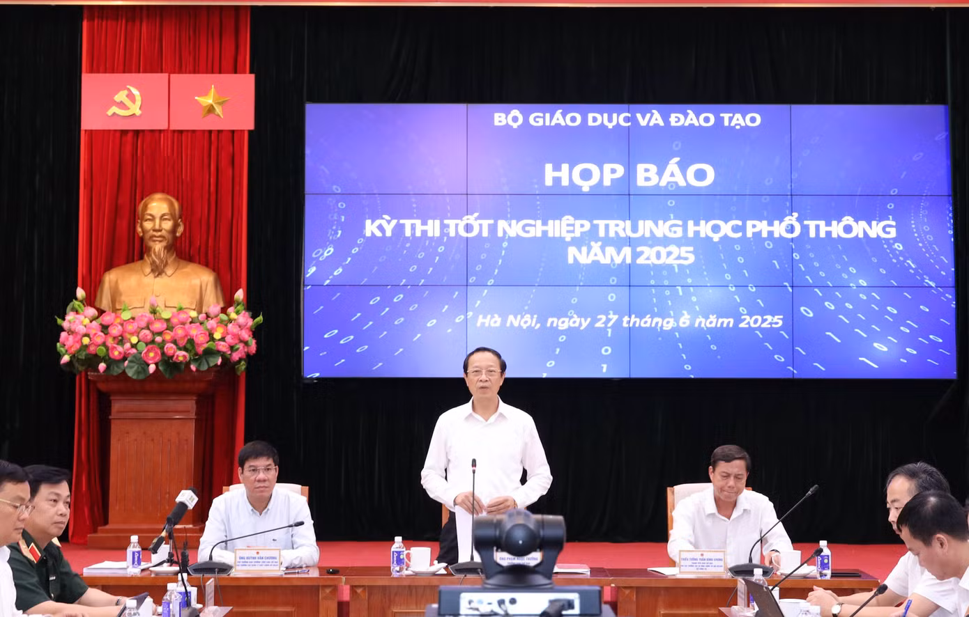 Lãnh đạo Bộ GD - ĐT chia sẻ tại buổi hợp báo chiều ngày 27/6. Ảnh: MOIT
