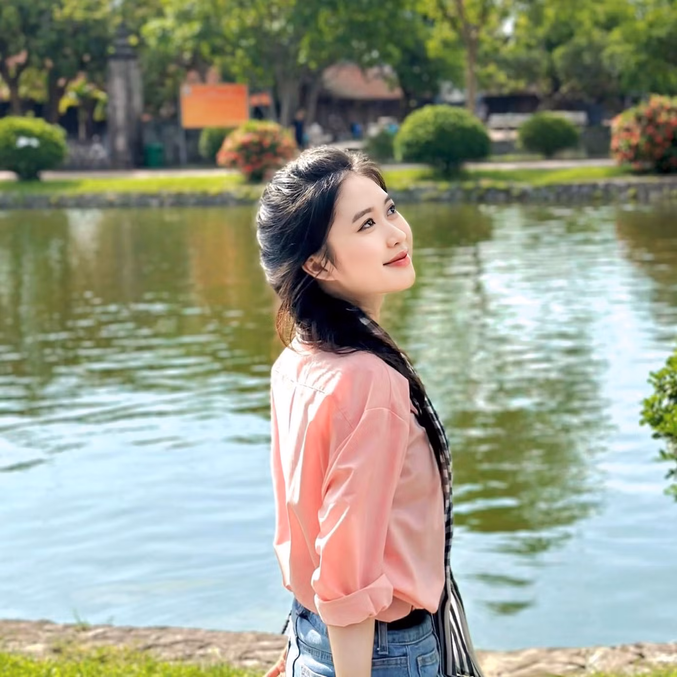 Bên cạnh thành tích học tập, Huyền Trang còn tích cực tham gia các hoạt động ngoại khóa và phong trào sinh viên. Ảnh: NVCC