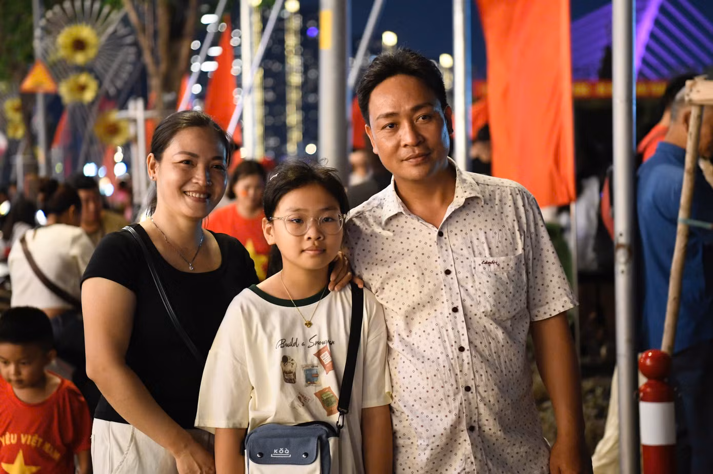 Người dân có mặt từ sớm để chọn vị trí xem. Người dân có mặt từ sớm để chọn vị trí xem.