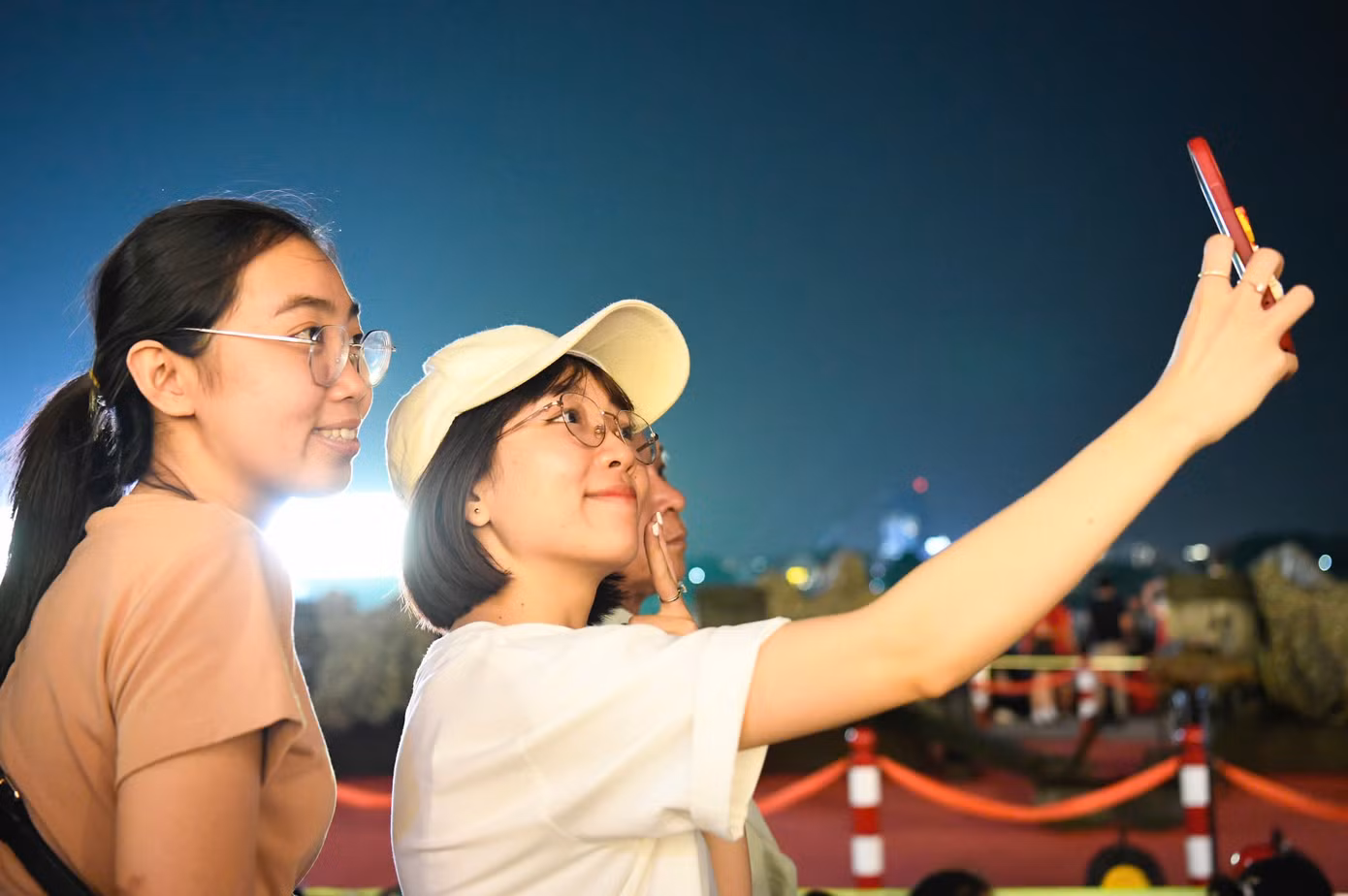 Người dân có mặt từ sớm để chọn vị trí xem. Người dân có mặt từ sớm để chọn vị trí xem.