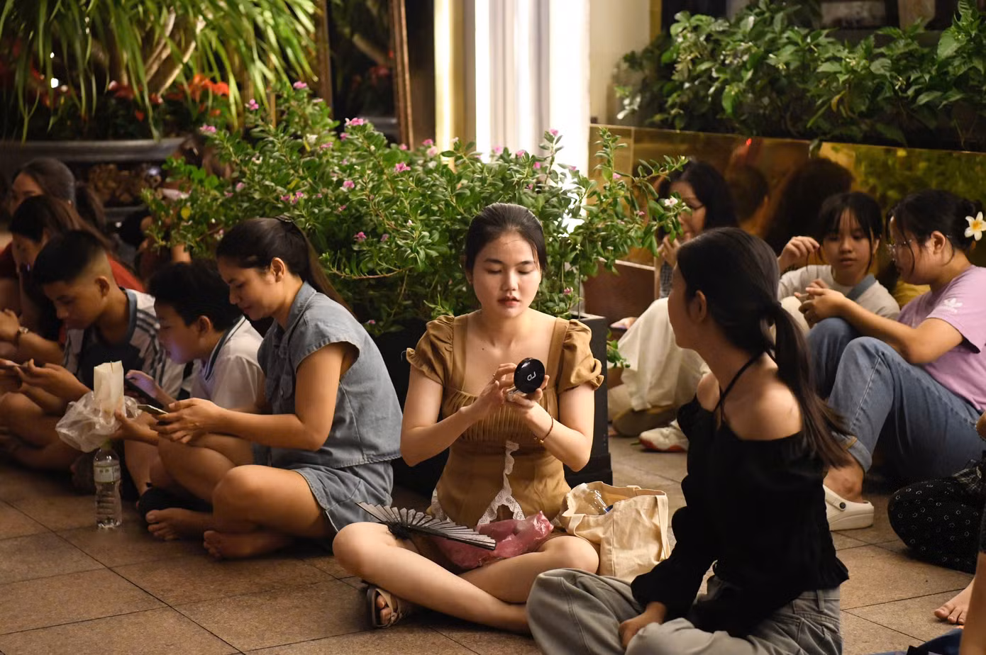 Các tầng lớp nhân dân chờ đón màn trình diễn ánh sáng ấn tượng tại TPHCM. Các tầng lớp nhân dân chờ đón màn trình diễn ánh sáng ấn tượng tại TPHCM.