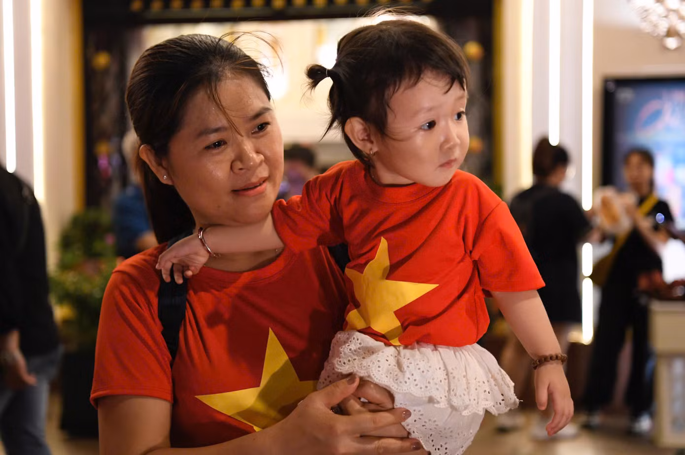 Người dân có mặt từ sớm để chọn vị trí xem. Người dân có mặt từ sớm để chọn vị trí xem.