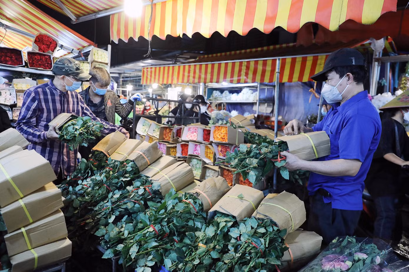 Tuy họp vào ban đêm nhưng chợ luôn tấp nập.