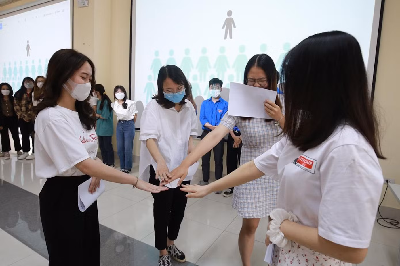Những sinh viên tình nguyện được hỗ trợ nghiệp vụ và kiến thức sư phạm khi tham gia hỗ trợ dự án.
