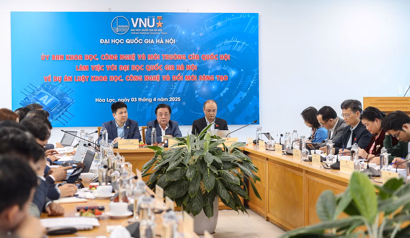 Ban Giám đốc ĐHQG Hà Nội đã có buổi làm việc với Đoàn công tác của Thường trực Ủy ban Khoa học - Công nghệ - Môi trường của Quốc hội do ông Lê Minh Hoan - Ủy viên T.Ư Đảng, Phó Chủ tịch Quốc hội làm trưởng đoàn.