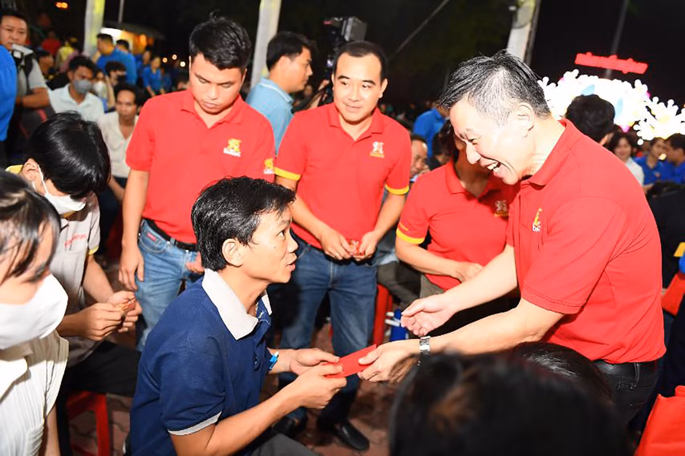 Ông Lester Tan cùng các nhân viên công ty trao tận tay các món quà Tết tại sự kiện ở Bình Dương.