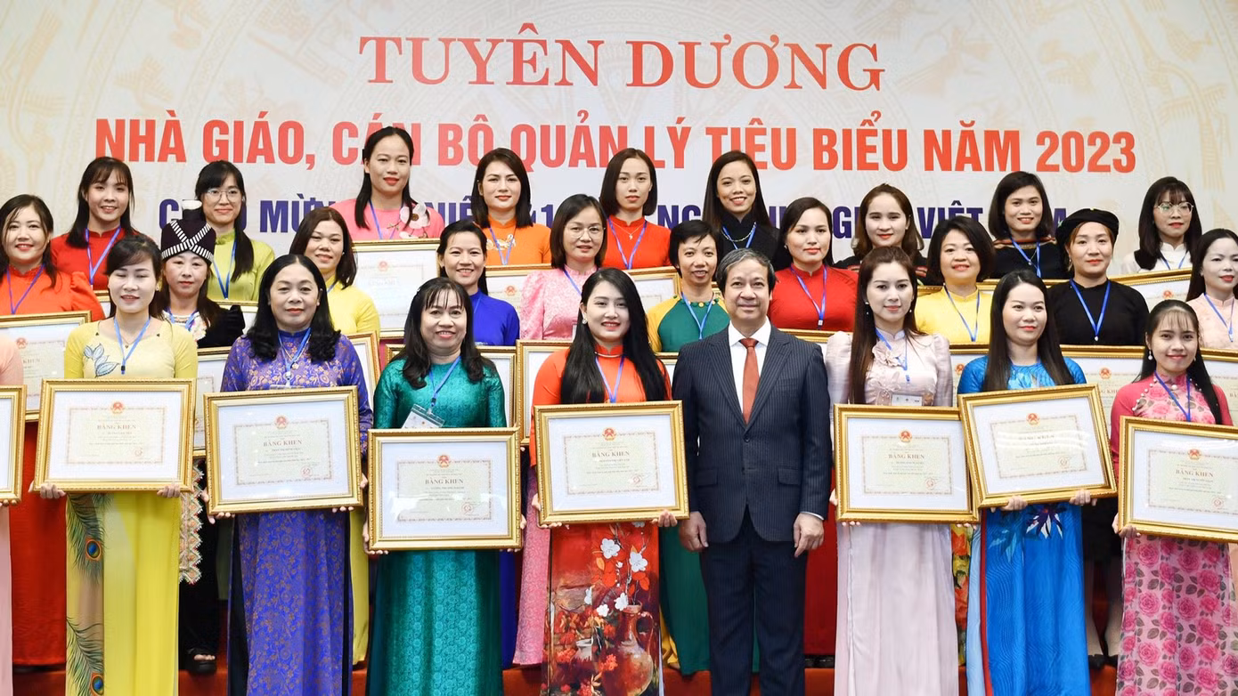 Bộ GD – ĐT lấy ý kiến dự thảo thông tin về trả lương dạy thêm giờ cho giáo viên công lập.