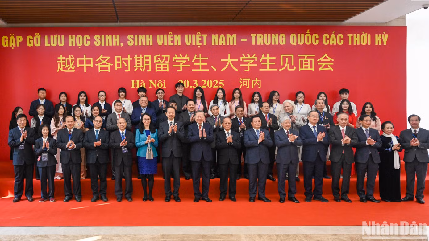 Tổng Bí thư Tô Lâm, Đại sứ Trung Quốc Hà Vĩ cùng các đồng chí lãnh đạo Đảng, Nhà nước và các đại biểu tại cuộc gặp gỡ. Ảnh: DUY LINH