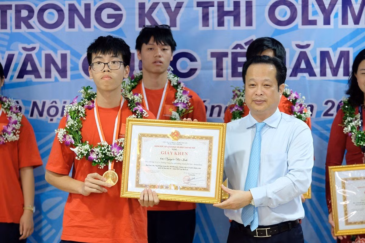 Giám đốc Sở GD - ĐT Hà Nội tặng Giấy khen cho các học sinh giành huy chương và thầy cô trong đoàn.