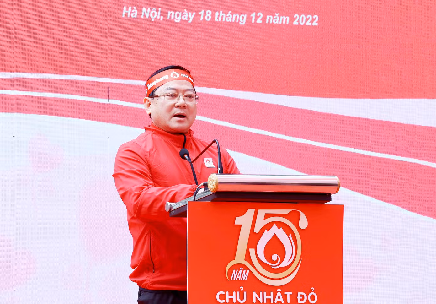 Nhà báo Lê Xuân Sơn - Tổng Biên tập Báo Tiền Phong phát biểu khai mạc chương trình. Ảnh: DƯƠNG TRIỀU