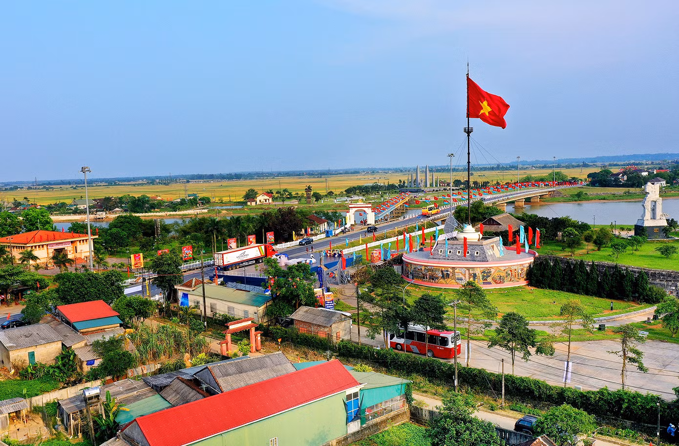 Cột cờ giới tuyến - Đôi bờ Hiền Lương.