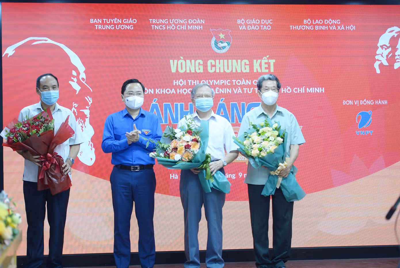 Anh Nguyễn Anh Tuấn, Uỷ viên T.Ư Đảng, Bí thư thứ nhất T.Ư Đoàn tặng hoa Ban Giám khảo tại vòng Chung kết Hội thi "Ánh sáng soi đường".