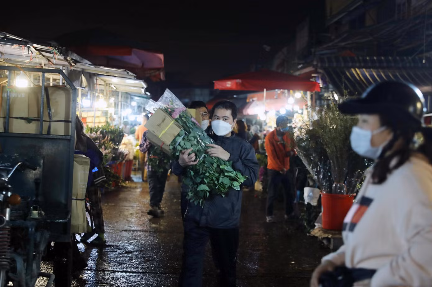 Hoa ở chợ hoa Quảng Bá được vận chuyển về đây từ khắp các vùng như Đông Anh, Tây Tựu, Gia Lâm... Thậm chí có loại hoa còn được đưa ra từ Đà Lạt.