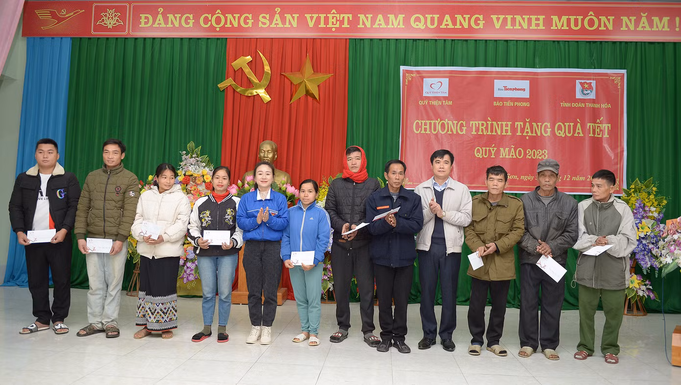 Đại diện Huyện Đoàn Quan Sơn và chính quyền xã Trung Tiến thay mặt Ban Tổ chức trao quà cho đồng bào khó khăn.