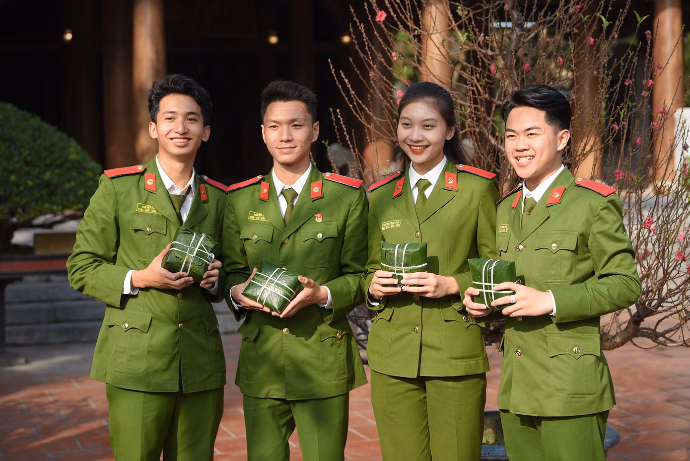 Nhân dịp này, Đoàn Thanh niên Học viện Cảnh sát Nhân dân cũng đã tổ chức hoạt động gói bánh chưng để chào đón Năm mới.