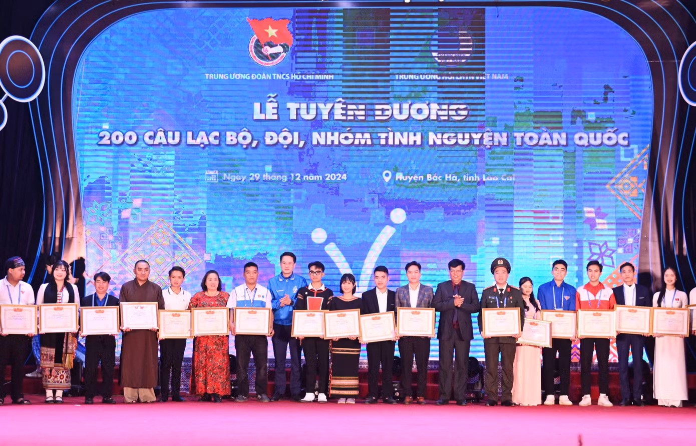 Ban Tổ chức vinh danh 200 câu lạc bộ, đội, nhóm tình nguyện toàn quốc.