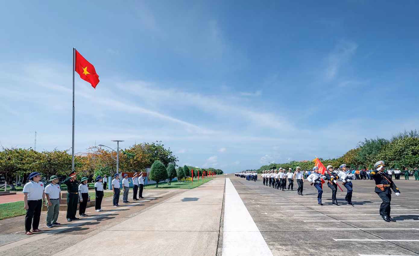Trong nắng chiều rực rỡ, với biển xanh, gió lộng của đảo Trường Sa Lớn, Quốc ca vang lên đầy hào hùng, xúc động. Những sinh viên tuổi đời mười tám, đôi mươi đặt tay lên ngực trái, vang giọng hát Quốc ca trong niềm niềm tự hào, thiêng liêng.