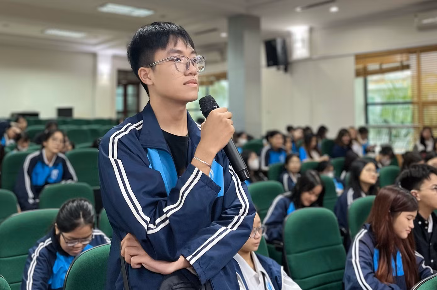 Sinh viên trao đổi với diễn giả trong chương trình.
