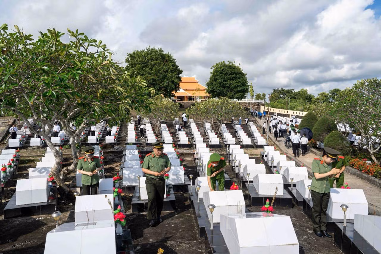 Các đại biểu thắp hương tưởng nhớ các anh hùng liệt sĩ.
