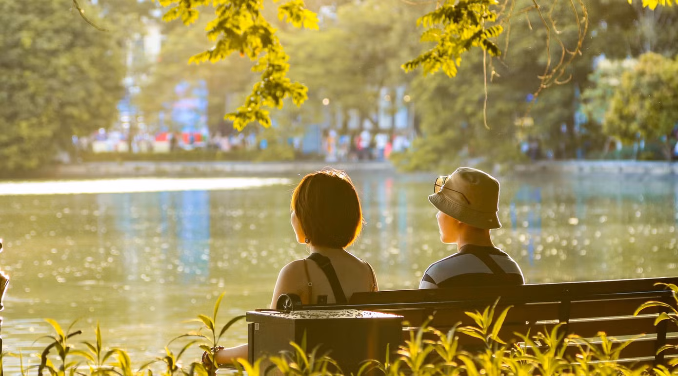 Sinh viên Thủ đô hào hứng đón gió mùa đầu mùa trong không khí se lạnh, khoác lên mình những chiếc áo len ấm áp và cùng nhau tận hưởng hương vị đặc trưng của mùa Đông sắp về.