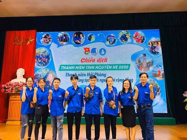 Thanh Thảo (đứng bên trái ngoài cùng) tham gia đội hình Sinh viên tình nguyện hè 2020.