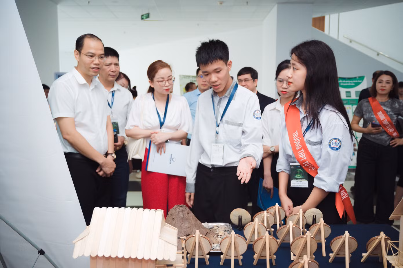Các đại biểu tham quan quầy trưng bày sản phẩm sáng tạo của học sinh THPT Thủ đô.