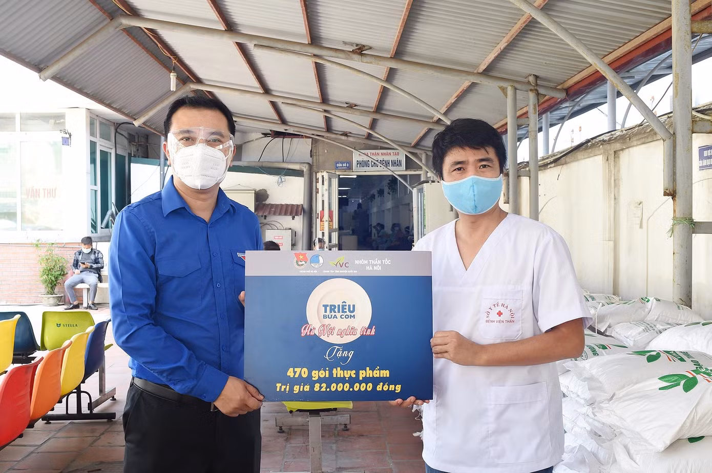 Đại diện T.Ư Hội LHTN Việt Nam trao biển tượng trưng 470 gói thực phẩm trong chương trình.