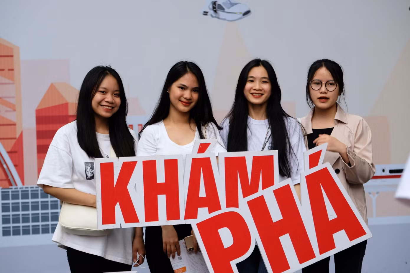 Bạn trẻ tìm hiểu thông tin tại Ngày hội tư vấn tuyển sinh - hướng nghiệp ở Hà Nội.