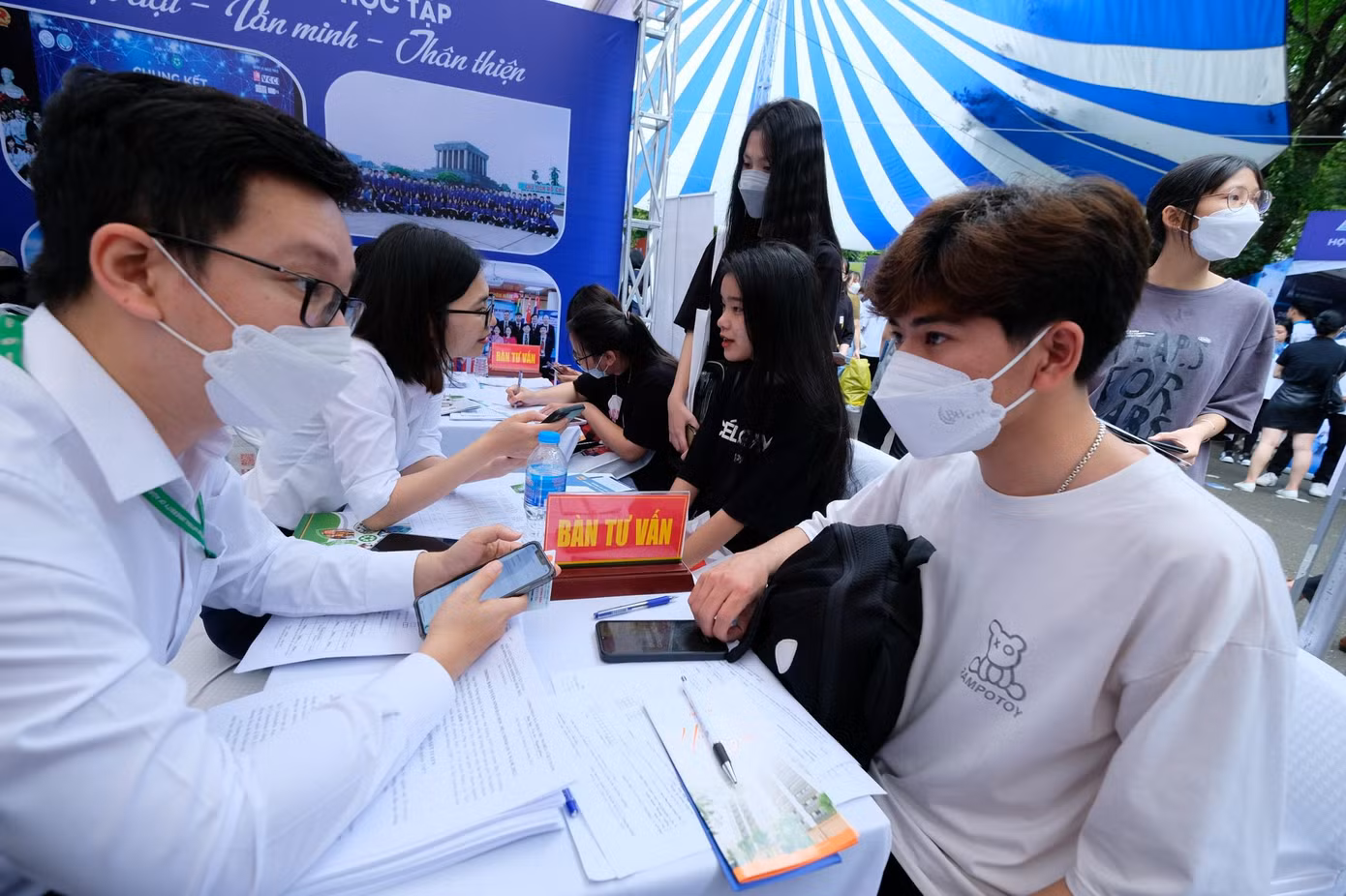 Các thí sinh được ban tuyển sinh các trường ĐH, CĐ tư vấn tại ngày hội.