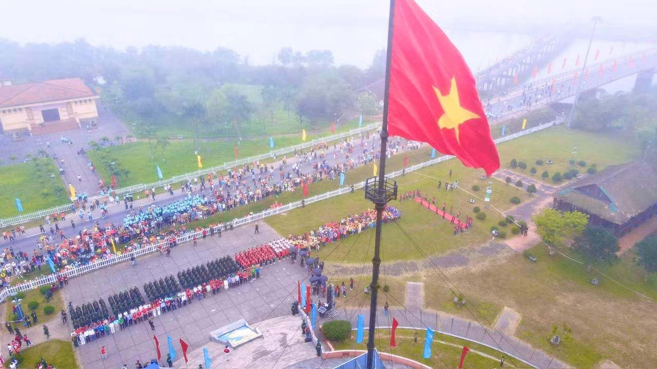 Lễ Thượng cờ Tổ quốc bên đôi bờ Hiền Lương - Bến Hải: Biểu tượng của hoà bình và thống nhất.