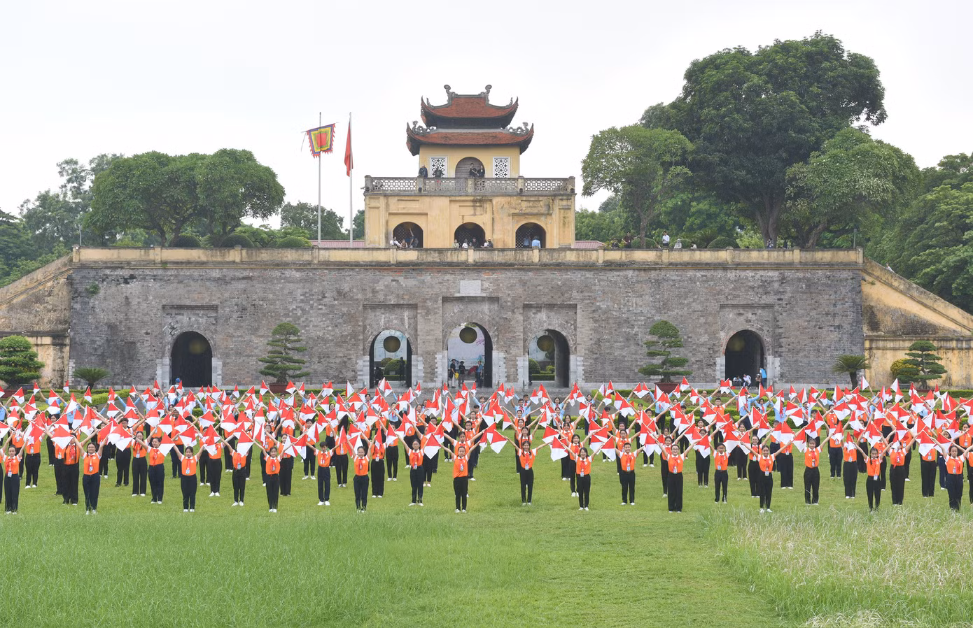 Sau Lễ thành lập Liên đội tạm thời diễn ra trang trọng tại Văn Miếu Quốc Tử Giám, hơn 300 anh chị phụ trách và các bạn Chỉ huy Đội đến từ 63 tỉnh, thành phố đã di chuyển về Khu di tích Hoàng Thành Thăng Long để cùng tham gia màn đồng diễn cờ Semaphore xác lập kỷ lục Việt Nam.