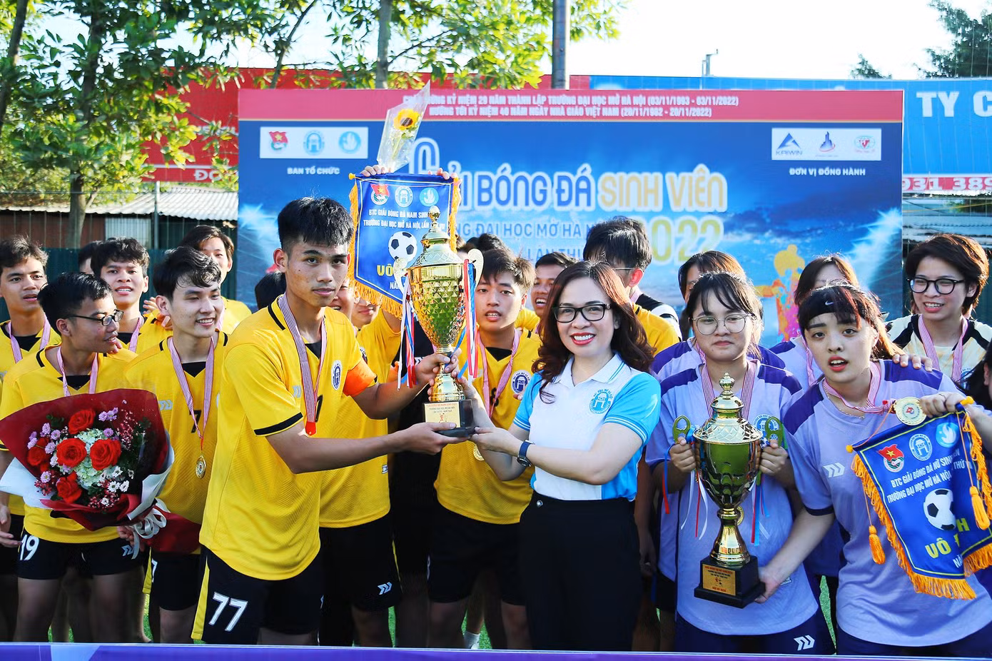 Cô Nguyễn Thị Nhung - Hiệu trưởng trường ĐH Mở Hà Nội trao cup cho hai đội bóng đá nam và nữ.