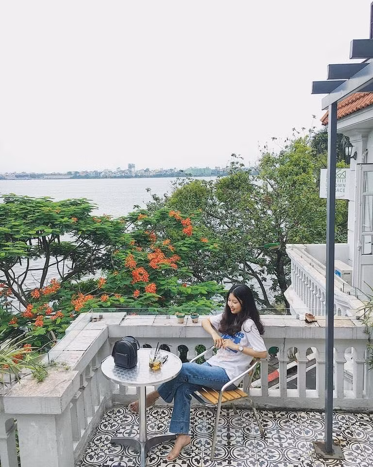 Bạn trẻ Nguyễn Thu Hương cho biết: Mình có thể cùng người thương hoặc đơn giản cùng bạn bè của hẹn hò vào mỗi buổi chiều hoàng hôn thơ mộng hoặc cũng có thể dạo bước trên con đường “Hàn Quốc” lãng mạn. Không chỉ là địa điểm hẹn hò lý tưởng mà ở Hồ Tây còn có hoạt động chèo thuyền Kayak, chèo sup... Đây chắc chắn sẽ là nơi ấn tượng để bạn có một buổi hẹn hò lãng mạn vào mùa Thu Hà Nội. Ảnh: Fanpage HaLo Hà Nội