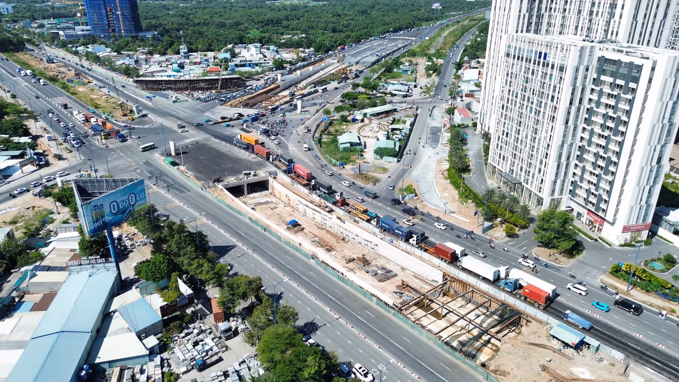 Hiện hầm chui HC2 (kết nối từ cao tốc TPHCM - Long Thành - Dầu Giây vào đường Mai Chí Thọ) đã đạt khoảng 70% khối lượng thi công, chủ đầu tư dự kiến hạng mục này sẽ hoàn thành vào cuối năm nay. Khi hầm chui HC2 thông xe, phương tiện từ cao tốc TPHCM - Long Thành sẽ đi xuống hầm chui để rẽ trái ra đường Mai Chí Thọ, hướng về hầm vượt sông Sài Gòn (hầm Thủ Thiêm).