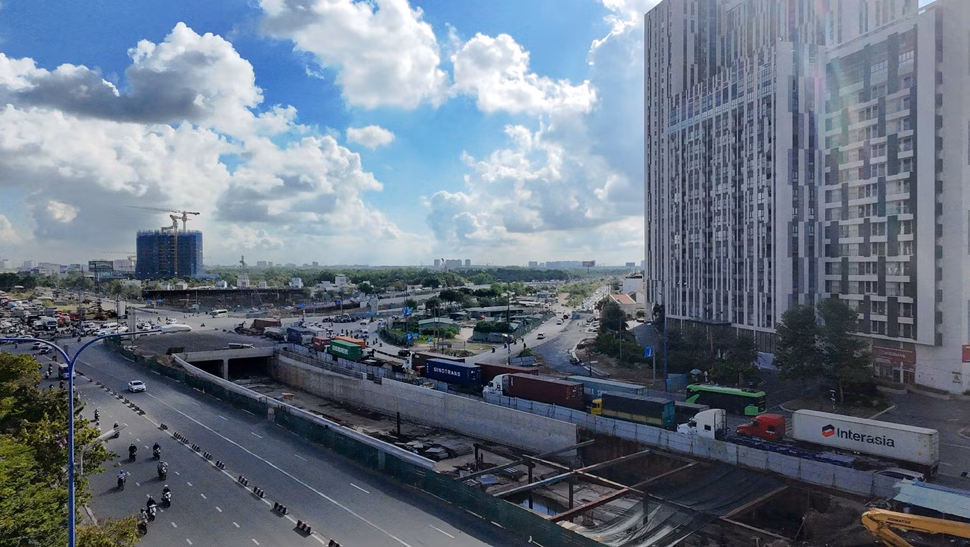 Ngoài hầm chui HC1, dự án xây dựng nút giao thông An Phú còn bao gồm công trình hầm chui HC2 dài 760m với tổng vốn hơn 343 tỷ đồng, cùng các cầu vượt và hệ thống giao thông phụ trợ.
