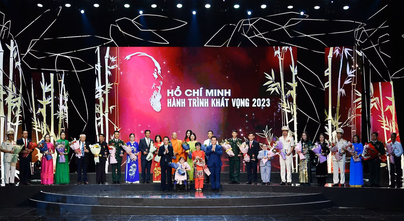 Chủ tịch nước Võ Văn Thưởng, Trưởng Ban Tuyên giáo T.Ư Nguyễn Trọng Nghĩa và các điển hình trong học tập và làm theo tư tưởng, đạo đức, phong cách Hồ Chí Minh tại buổi lễ. Ảnh Như Ý