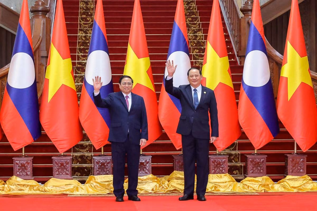 Thủ tướng Phạm Minh Chính và Thủ tướng Sonexay Siphandone. Ảnh: Nhật Bắc
