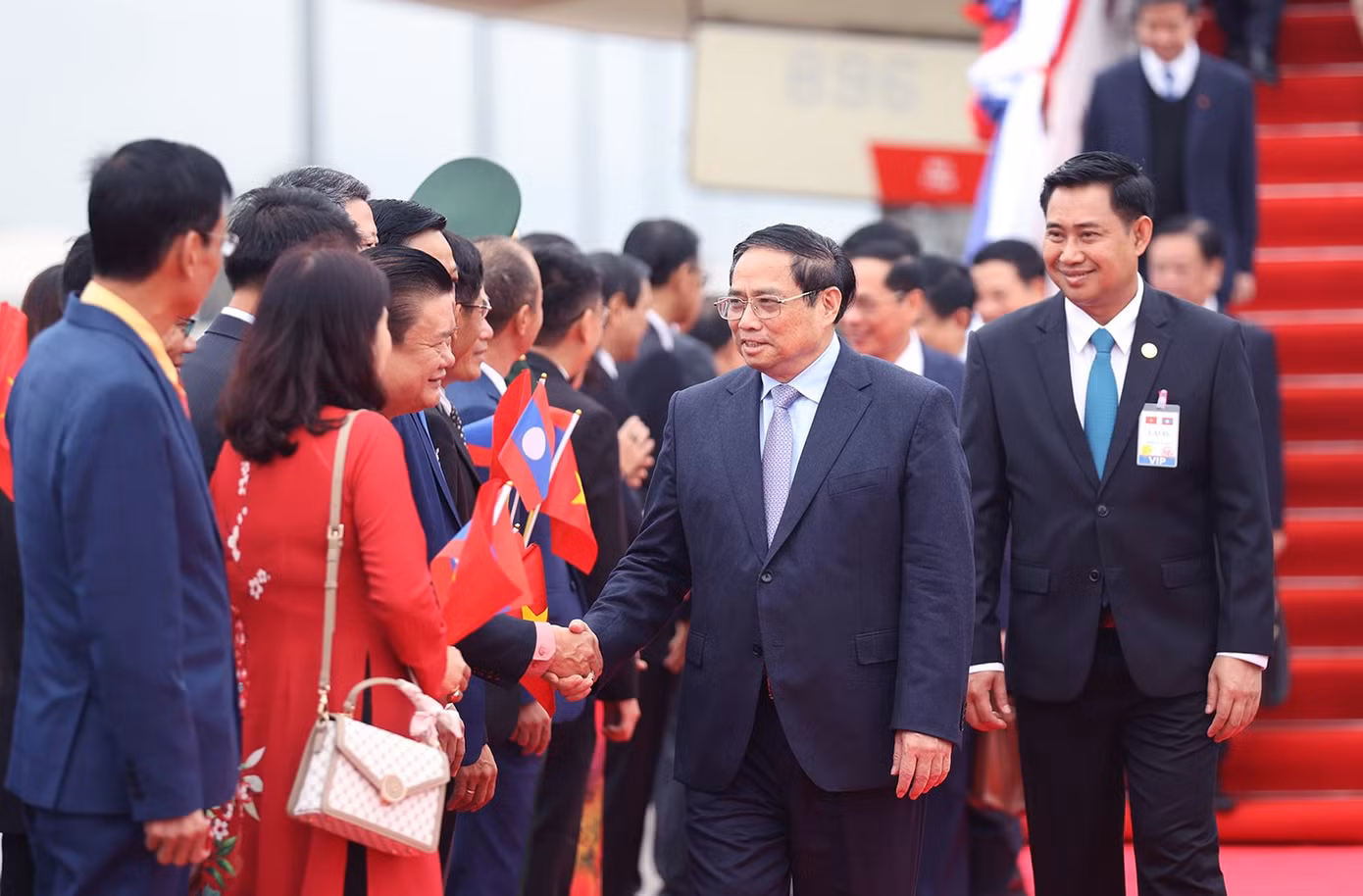 Thủ tướng Phạm Minh Chính tại sân bay quốc tế Wattay (Thủ đô Viêng Chăn)