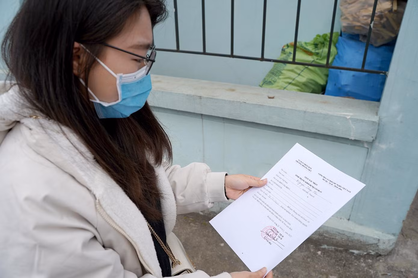 Người dân khi tới đây cũng phải mang theo kit test chuẩn bị sẵn, sau đó nhân viên y tế sẽ test lại lần cuối để kiểm tra các trường hợp âm tính và cấp giấy xác nhận khỏi bệnh.