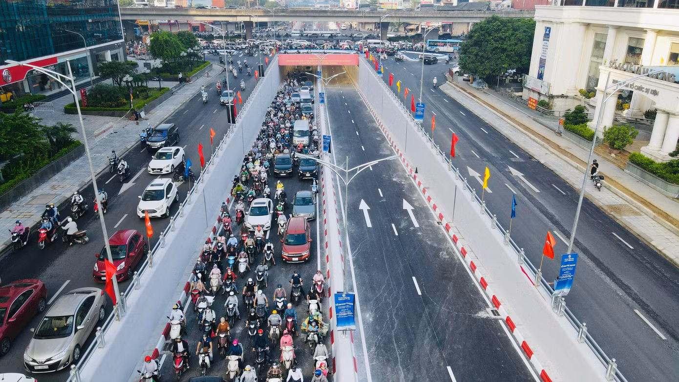 Hàng dài xe nối đuôi nhau nhích từng chút một... Hàng dài xe nối đuôi nhau nhích từng chút một...