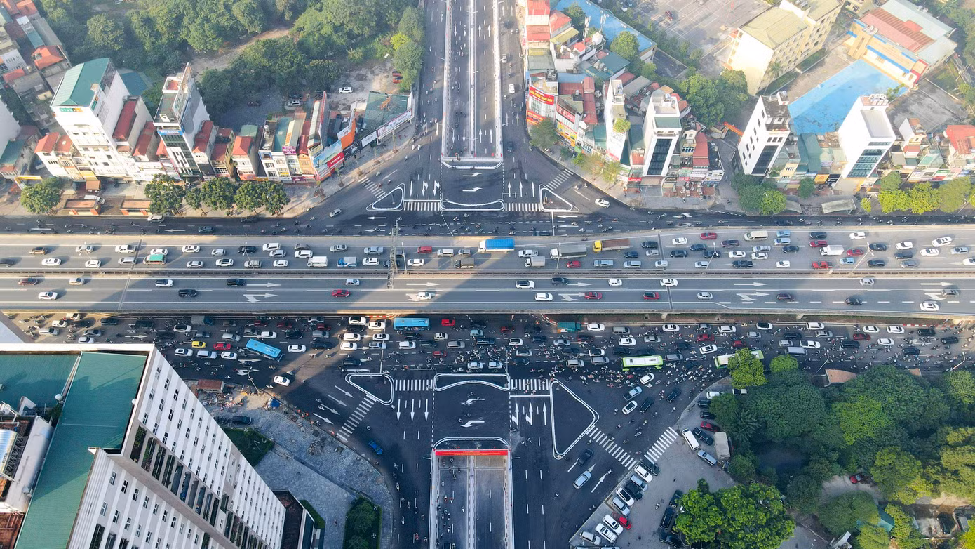 Đúng 7h sáng nay (5/10), hầm chui Lê Văn Lương đã chính thức được đưa vào sử dụng sau 2 năm thi công. Đúng 7h sáng nay (5/10), hầm chui Lê Văn Lương đã chính thức được đưa vào sử dụng sau 2 năm thi công.