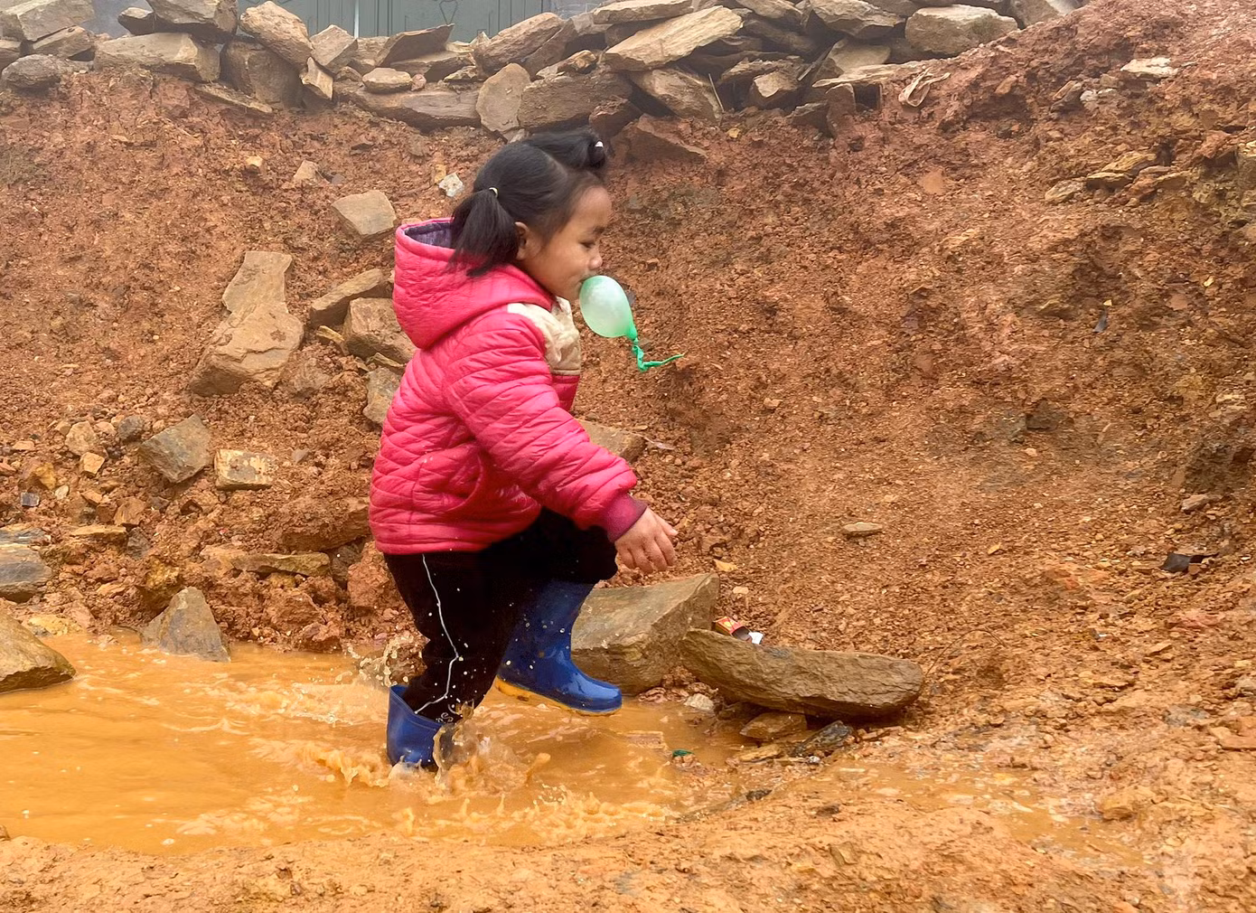 Đến trưa 22/2, nhiệt độ tại xã Y Tý xuống còn -1 độ C. Thời tiết mỗi lúc lại thêm rét buốt hơn, nhưng nhiều em nhỏ vẫn vô tư chơi đùa trong giá rét.